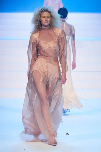 Look 16